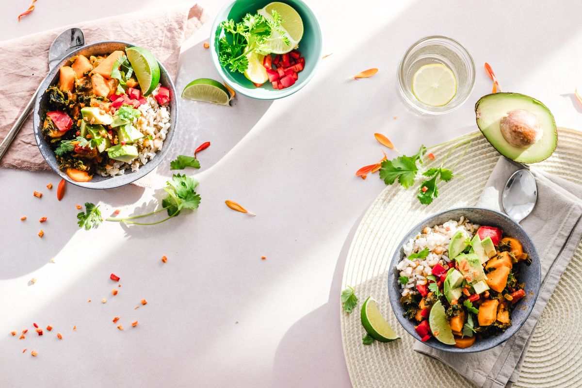 Low carb bowl with greens and grilled protein