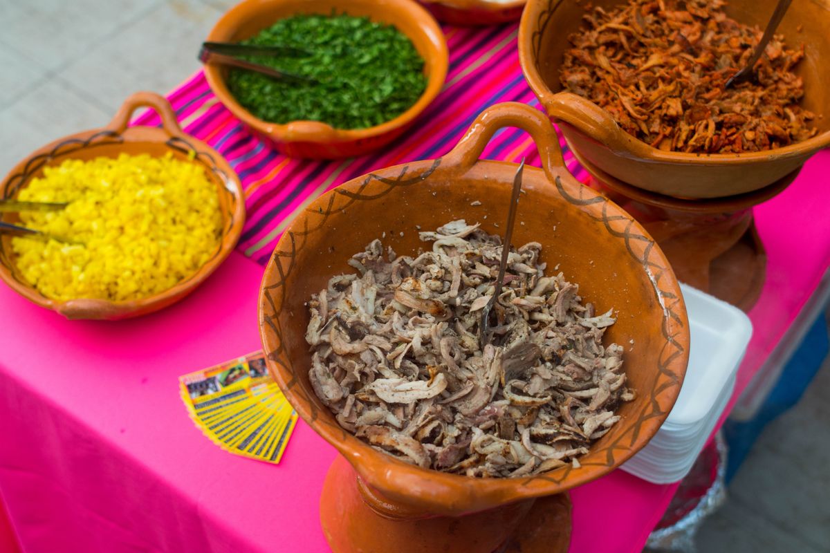 Shredded cooked meat served in clay bowls